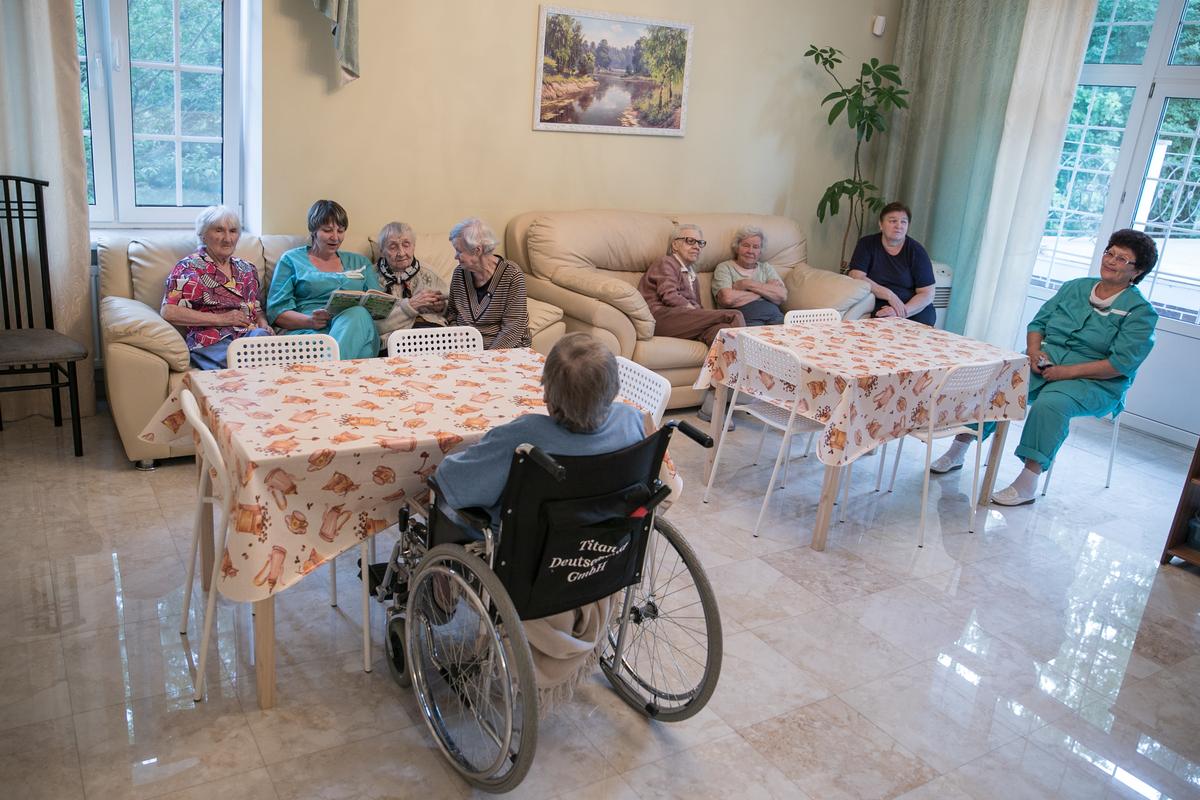 Даже для молодых людей известие о инвалидности воспринимается достаточно тяжело. А когда пенсионер становится инвалидом, то к этому прибавляются моральные терзания, чувство ненужности, обида. В обычном доме родственникам будет достаточно тяжело создать необходимые условия для ухода за инвалидом-колясочником.  Пансионат для пожилых людей «Долгожители» в Екатеринбурге полностью оснащен для расположения инвалидов-колясочников. В стенах нашего пансионата имеются пандусы, поручни для постояльцев в возрасте, которые используют кресла-каталки.  Осуществление ухода за пожилыми в инвалидной коляске Внезапная потеря возможности свободно перемещаться становится причиной изменения характера и личности пожилого человека. Такие люди агрессивно настроены по отношению к окружающим, раздражительны и вспыльчивы. Поэтому при осуществлении ухода за инвалидами необходимы не только навыки в оказании помощи в вопросах бытового характера, но и высокий уровень устойчивости к стрессу.  Для обеспечения нормального ухода за пенсионерами на коляске, требуется: 	находиться рядом 24 часа в сутки; 	специальное оснащение помещения, избавление от порогов и расширение дверных проемов; 	постоянный контроль самочувствия;  	выполнение рекомендаций врача; 	психологическая поддержка; 	обеспечение ежедневными прогулками. Когда в семье появляется пожилой инвалид, родственникам очень трудно обеспечить для него нормальный уровень ухода. Специально для этого и был создан дом для пожилых и престарелых людей «Долгожители» в Екатеринбурге. Все наши сотрудники обладают необходимым уровнем подготовки как для осуществления ухода за пожилым человеком, так и знаниями об особенностях психологии возрастного типа. Мы с легкостью находим общий язык с каждым нашим постояльцем, выстраиваем доверительное общение, снижаем уровень эмоционального напряжения. Это позволяет значительно эффективней оказывать помощь инвалидам-колясочникам.  В стенах нашего заведения создана специальная особая программа ухода за нашими постояльцами, мы организуем интересное времяпровождение