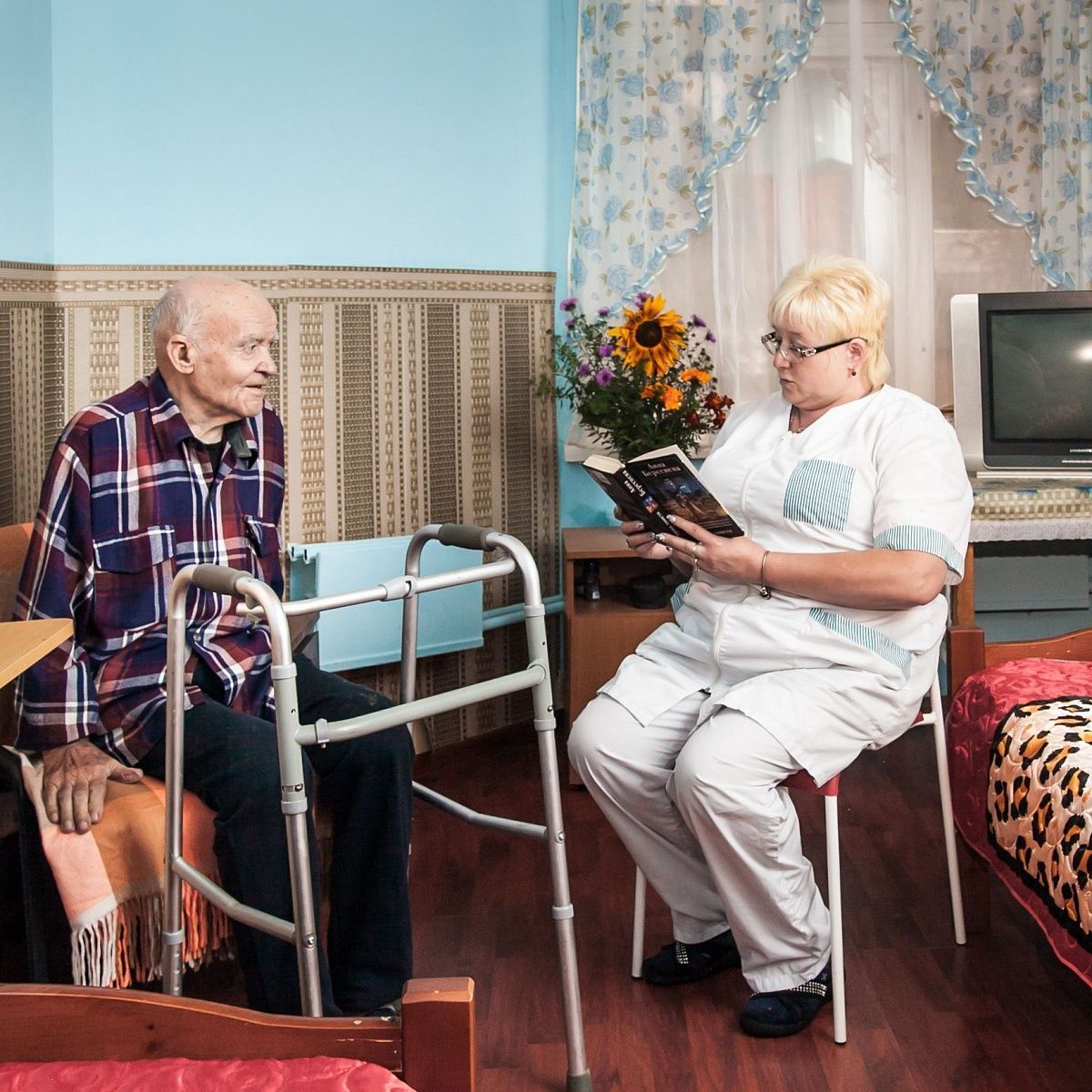Пожилые люди в санатории